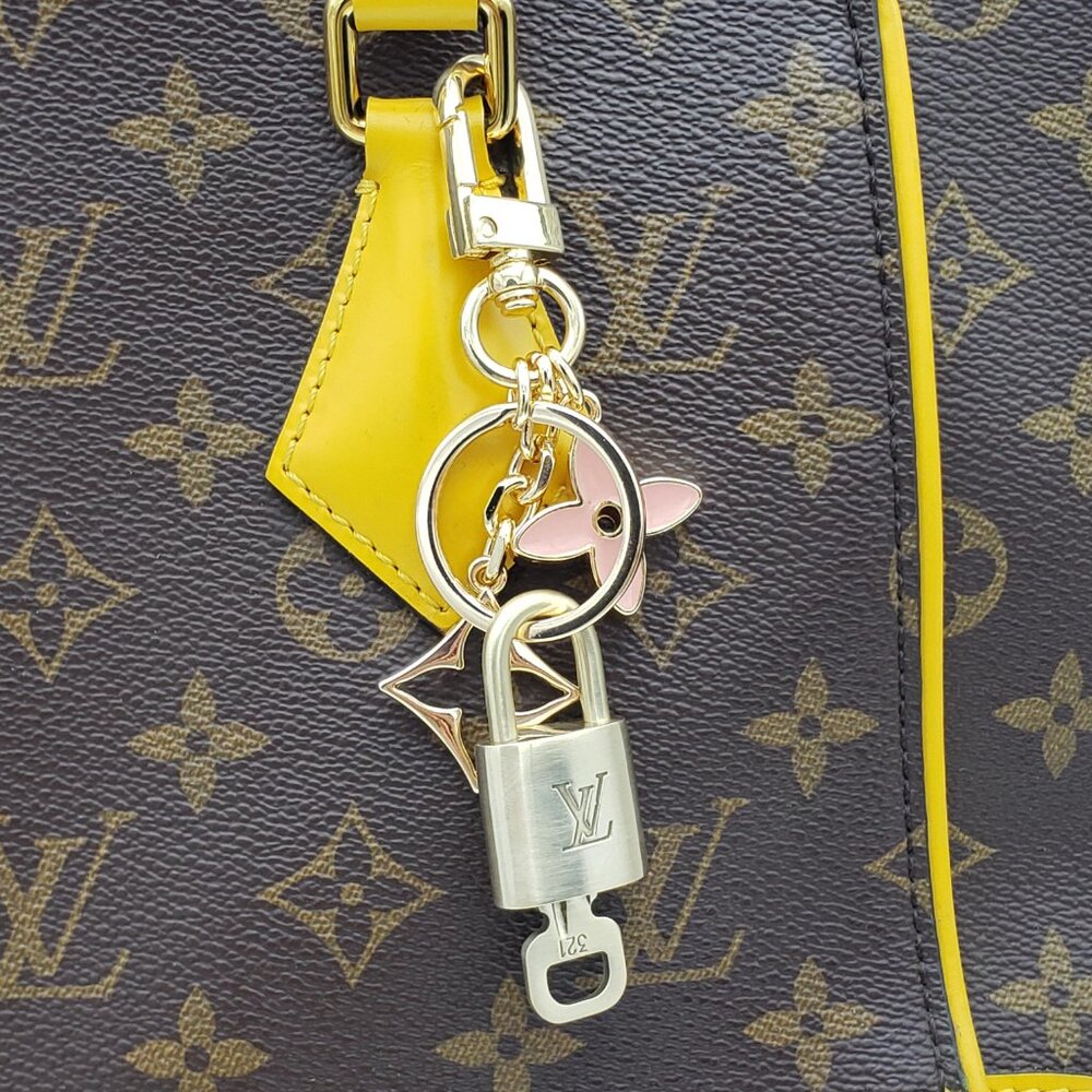 Authentic Louis Vuitton Gold Lock 🔒 Keychain Bag Unbranded Flower Charm LV - Picture 2 of 10
